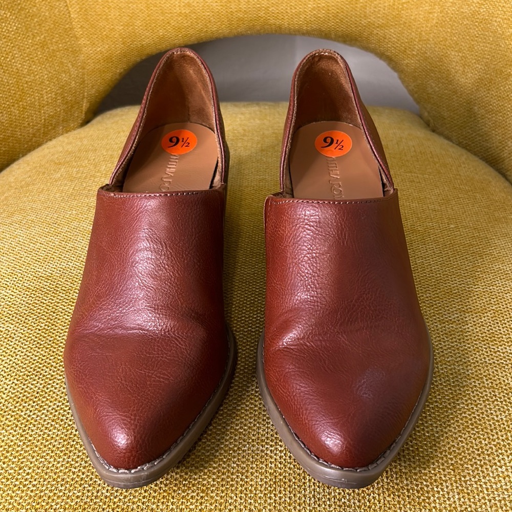 Cute ankle boots with a brown-red faux leather color size 9.5